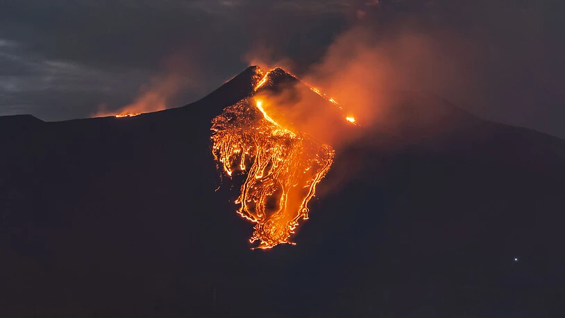 Lava fließt aus dem Vulkan Ätna in der Nähe von Catania. Foto: Salvatore Allegra/AP/dpa