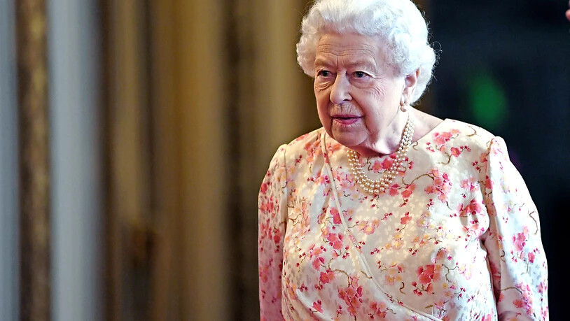 ARCHIV - Königin Elizabeth II. von Großbritannien besucht eine Ausstellung anlässlich des 200. Geburtstags von Königin Victoria. Foto: Victoria Jones/PA Wire/dpa
