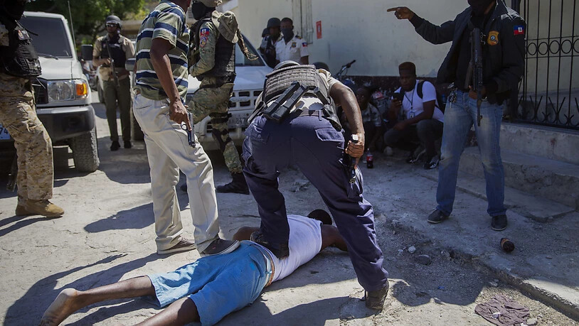 Polizisten halten einen Insassen nach einem Ausbruchsversuch aus einem Gefängnis fest. Foto: Dieu Nalio Chery/AP/dpa