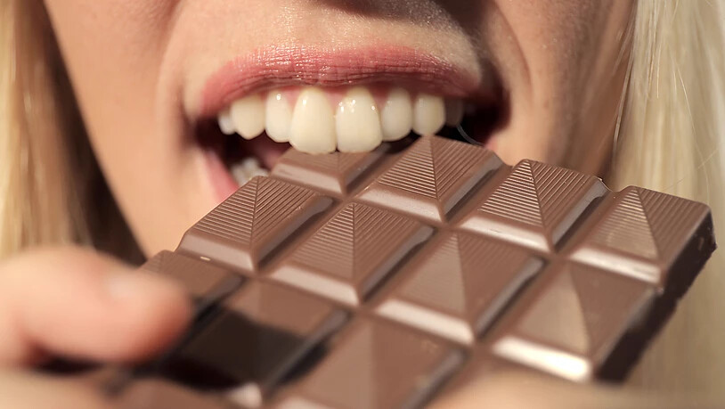 Schweizer und Schweizerinnen griffen 2020 häufiger zu importierter Schokolade. Die einheimischen Schokoladehersteller mussten happige Einbussen hinnehmen. (Themenbild)