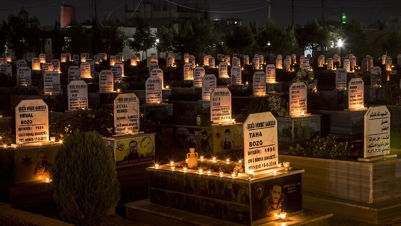 ARCHIV - Kerzen stehen auf den Gräbern von Menschen, die während des Krieges in Syrien getötet wurden. Zehntausende Menschen sind in Syrien seit Beginn des Bürgerkriegs vor zehn Jahren einem UN-Bericht zufolge willkürlich festgenommen worden und noch…
