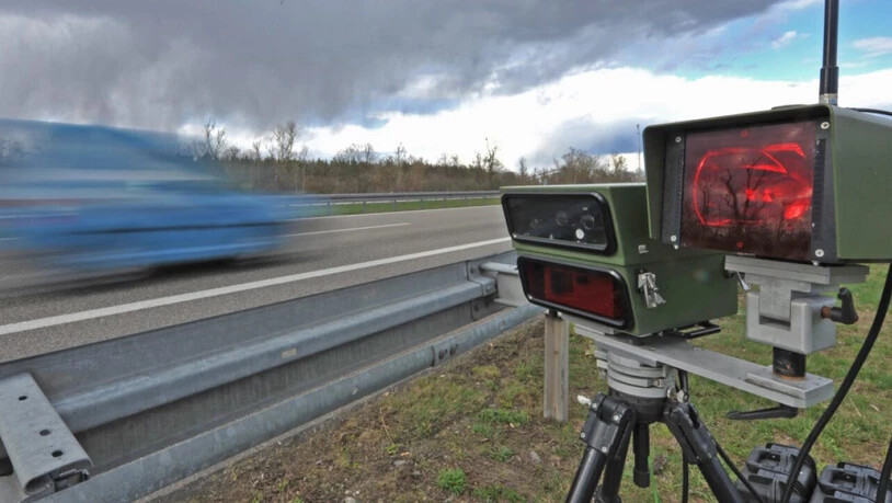 Mit Tempo 210 ist ein 21-jähriger Autofahrer am Freitagabend auf der Autobahn A1 im Kanton Freiburg von einem Radar geblitzt worden. (Archivbild)