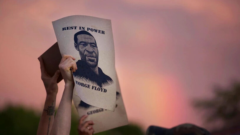 ARCHIV - Demonstranten halten während eines Protestes zettel mit dem Porträt von George Floyd, des in Minneapolis nach einem brutalen Polizeieinsatz gestorbenen Mannes afroamerikanischer Abstammung, in die Höhe. Foto: Christine T. Nguyen/Minnesota Public…