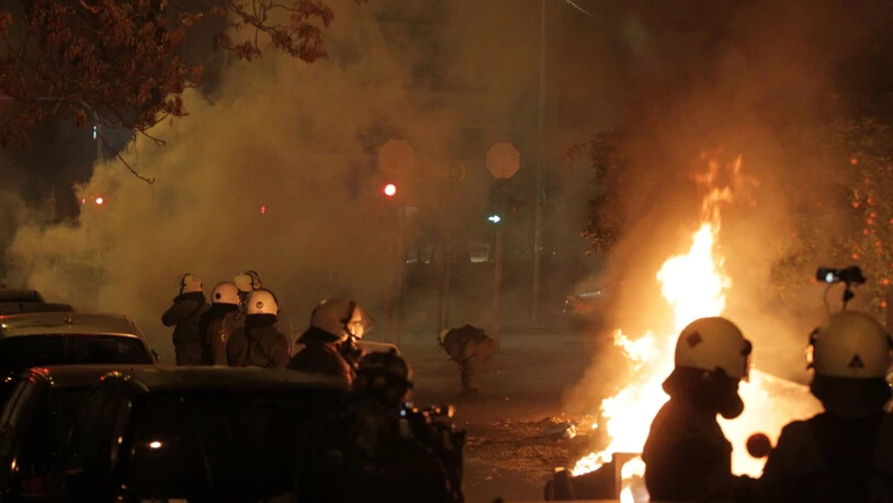 Polizisten und Demonstranten stoßen während eines Protests gegen Polizeigewalt zusammen. Foto: Aristidis Vafeiadakis/ZUMA Wire/dpa