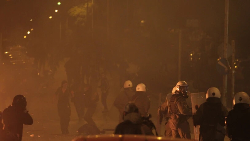 Polizisten und Demonstranten stoßen während eines Protests in Athen zusammen. Foto: Aristidis Vafeiadakis/ZUMA Wire/dpa