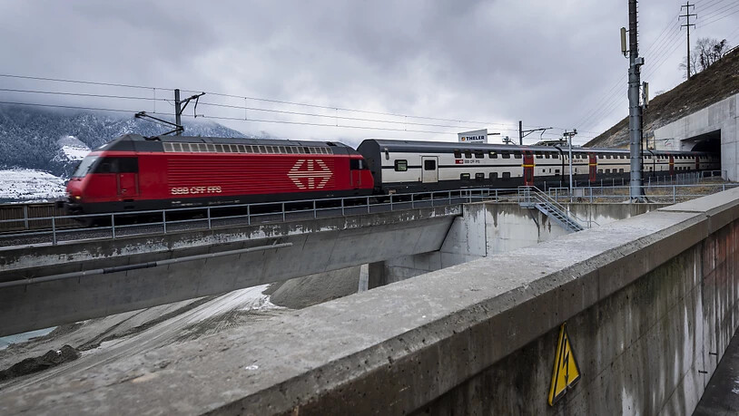 Im Pandemiejahr in die roten Zahlen: Ein Zug der SBB bei der Ausfahrt aus dem Lötschberg-Basistunnel. (Archivbild)