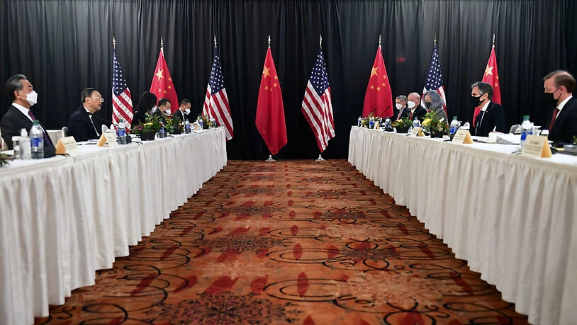 Antony Blinken (2.v.r.), Außenminister der USA, und Jake Sullivan (r), Nationaler Sicherheitsberater der USA, sitzen Yang Jiechi (2.v.l.), Außenpolitikchef der Kommunistischen Partei Chinas, und Wang Yi (l), Chinas Staatsrat, bei der Eröffnungssitzung…