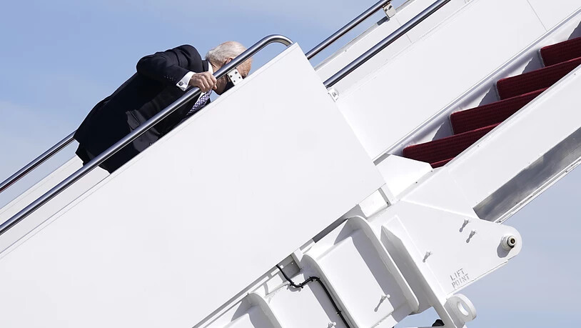 Joe Biden, Präsident der USA, hält sich am Geländer der Gangway fest, nachdem er beim Einsteigen in die Air Force One auf der Treppe gestolpert ist. Foto: Patrick Semansky/AP/dpa