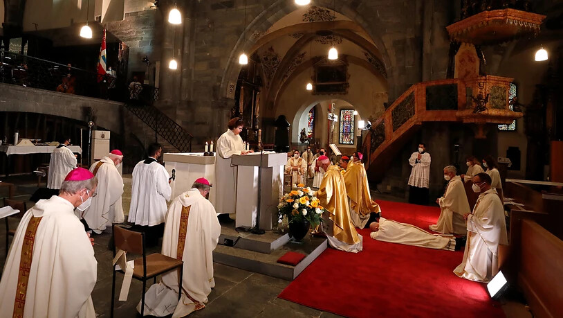 Bischöfe und weitere Geistliche beten während der Bischofsweihe und Amtseinsetzung von Joseph Maria Bonnemain in der Kathedrale St. Mariä Himmelfahrt in Chur.