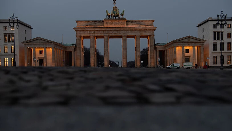 Auch Berlin will an der gemeinsamen Schweigeminute für die Corona-Opfer teilnehmen. Foto: Paul Zinken/dpa