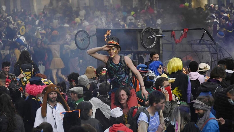 Menschen in Kostümen genießen einen nicht genehmigten Karneval in der Straße Canebiere. Rund 6500 Menschen haben in der südfranzösischen Hafenstadt Marseille an einem ungenehmigten Karnevalsumzug teilgenommen. Foto: Christophe Simon/AFP/dpa
