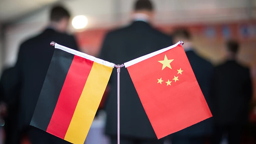 ARCHIV - Eine chinesische und eine deutsche Flagge bei einem Empfang in Hefei (China). Foto: picture alliance / Ole Spata/dpa