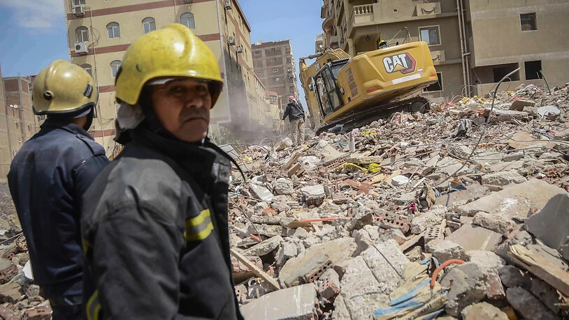 Rettungskräfte durchsuchen die Trümmer eines eingestürzten Wohnhauses. Foto: Tarek Wajeh/dpa