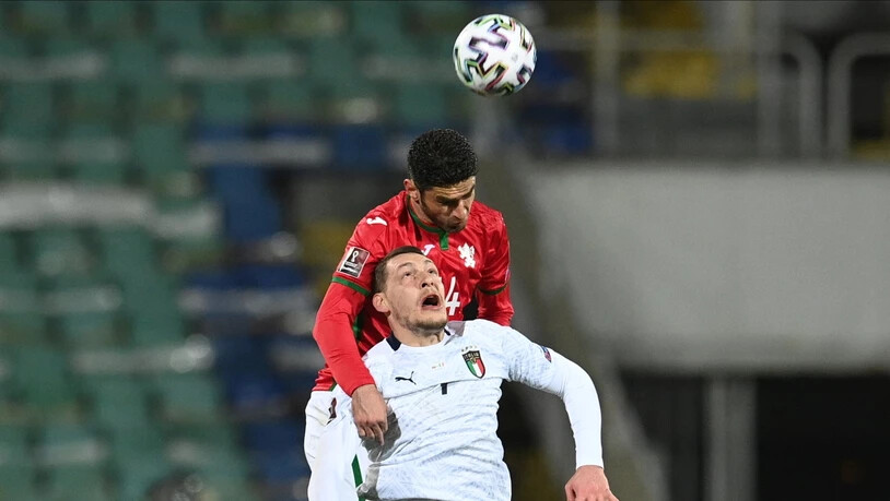 Andrea Belotti, Italiens Torschütze zum 1:0, zieht im Luftduell mit dem Bulgaren Daniel Dimov den Kürzeren