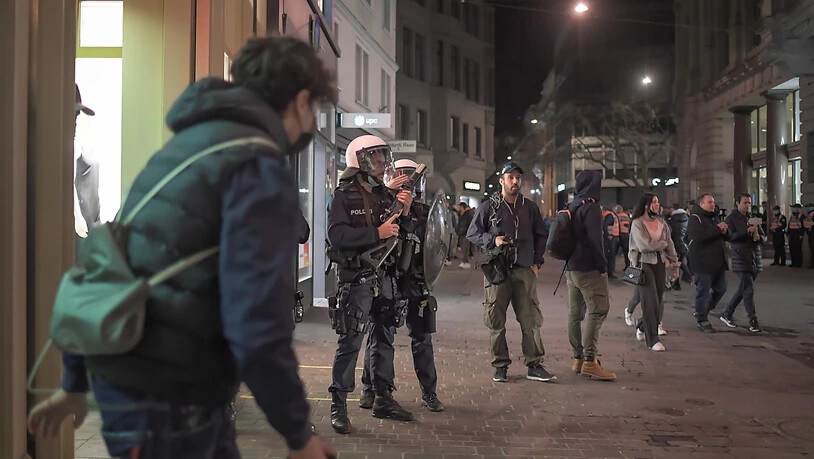 19 Personen mussten nach den Ausschreitungen in St. Gallen in der Nacht für Abklärunge mit auf den Polizeiposten.
