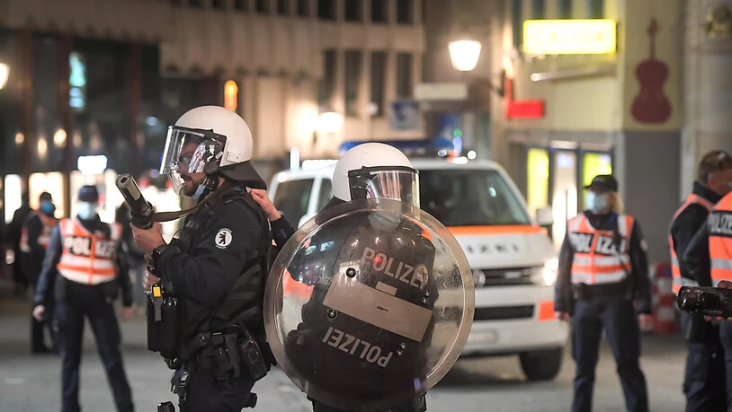Bei den Ausschreitungen zwischen Jugendlichen und der Polizei in St. Gallen wurden zwei Personen verletzt. Die Einsatzkräfte wurden mit Flaschen, Steinen, Knallkörpern und einem Molotowcocktail beworfen. Sie antworteten mit Gummischrot und Reizgas.