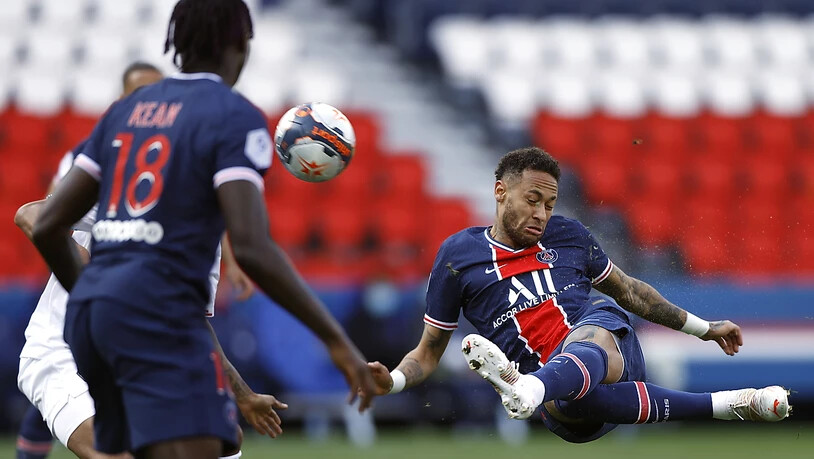Eine der selten gefährlichen Aktionen von Paris Saint-Germain: Der später ausgeschlossene Neymar kommt einem Treffer mit einer akrobatischen Einlage nahe