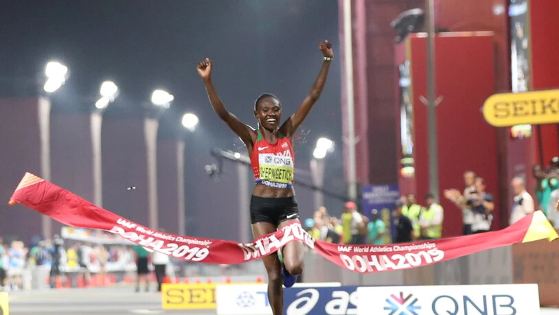 Ruth Chepngetich beim Einlauf als Marathon-Weltmeisterin in Doha 2019. Nun besitzt sie neben der Goldmedaille auch noch einen Weltrekord über die Halbmarathon-Distanz.