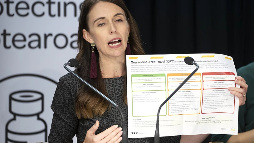 Jacinda Ardern, Premierministerin von Neuseeland, erklärt bei einer Pressekonferenz die Bedingungen für den quarantänefreien Reiseverkehr mit Australien. Foto: Mark Mitchell/New Zealand Herald/AP/dpa