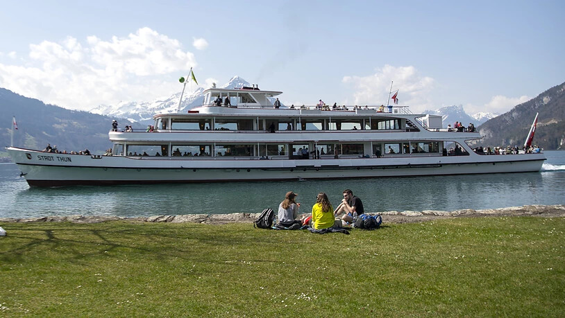Die BLS fuhr 2020 in die roten Zahlen: Ihr Kursschiff "Stadt Thun" bei der Eröffnung der Saison am Karfreitag in Neuhaus bei Interlaken.