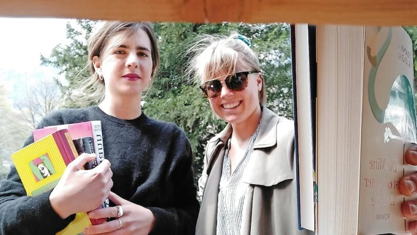 «Bücherboxen auszuwintern, gehört ein bisschen zum privaten Frühlingsbeginn»: Eva-Maria Kreis (links) und Andrea Kamm (rechts) räumen Bücher ein. 