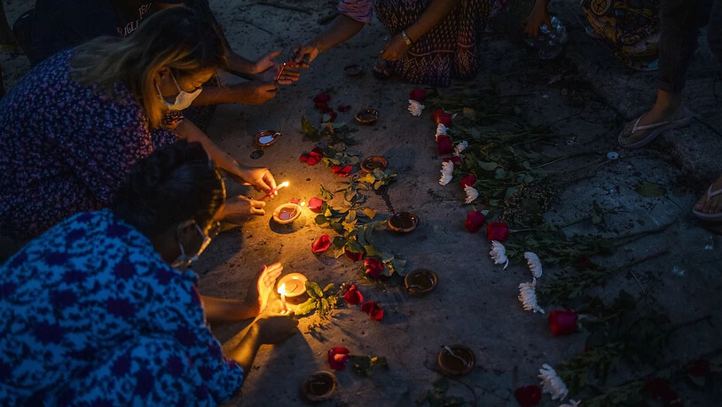 Frauen zünden Kerzen in Yangon an, um den Opfern zu gedenken, die bei Massendemonstrationen gegen die Junta getötet wurden. Foto: Uncredited/AP/dpa