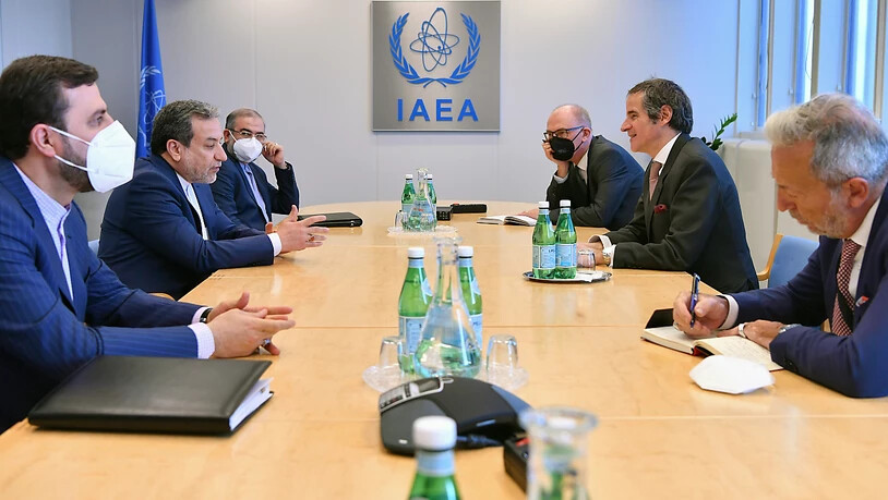 HANDOUT - Rafael Mariano Grossi (2.v.r), Generaldirektor der Internationalen Atomenergiebehörde, spricht mit Abbas Araghchi (2.v.l), Vize-Außenminister des Iran, bei einem gemeinsamen Treffen im IAEA-Hauptquartier in Wien. Foto: Dean Calma/IAEA/dpa -…