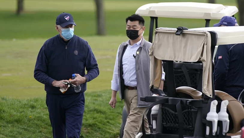 Joe Biden (l), Präsident der USA, nach einem Golfspiel im Wilmington Country Club. Foto: Patrick Semansky/AP/dpa