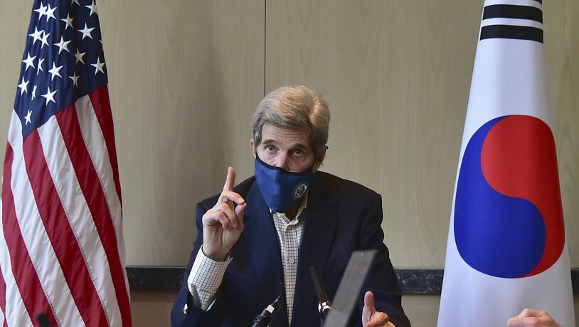 HANDOUT - John Kerry, Klima-Sonderbeauftragte der USA, spricht während eines Treffens am runden Tisch . Foto: US Embassy Seoul/AP/dpa - ACHTUNG: Nur zur redaktionellen Verwendung und nur mit vollständiger Nennung des vorstehenden Credits