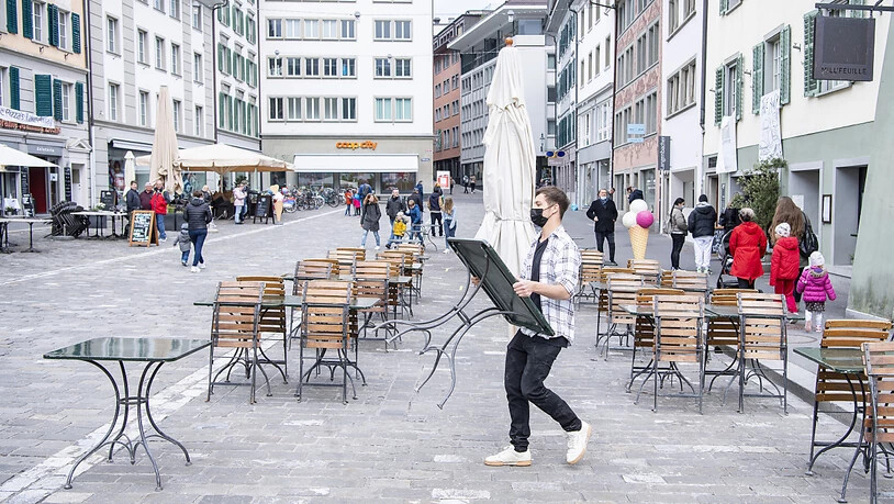 Das Personal des Cafe und Restaurant Mill'Feuille am Mühlenplatz in der Altstadt von Luzern rüstet sich am Sonntag 18. April 2021 für die Wiedereröffnung der Restaurant Terrassen am Montag.