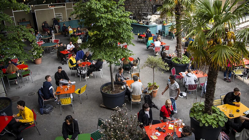 Das wünschen sich viele und ist ab Montag wieder möglich: einkehren auf der Terrasse eines Restaurants. Szene aus Lausanne vom Mai 2020.