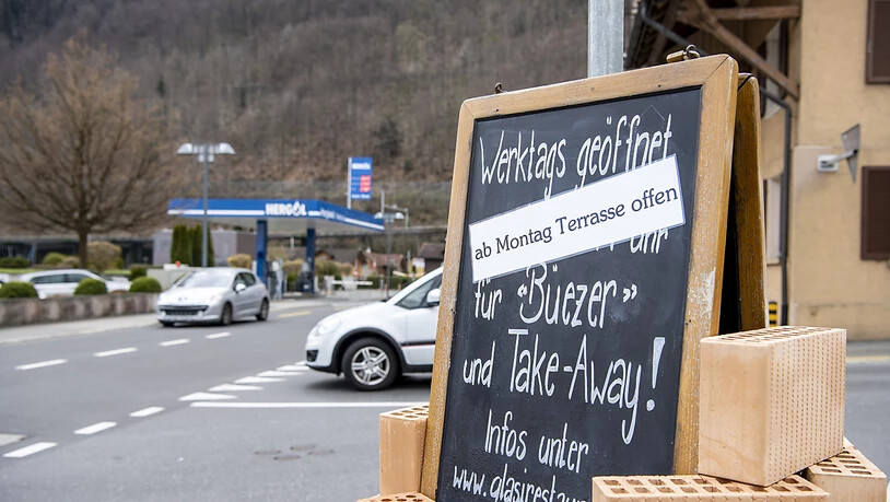 Am Montag geht es los: die Terrasse der Restaurants werden wieder geöffnet. Im Bild das Glasi Restaurant im Hergiswil am See im Kanton Nidwalden.