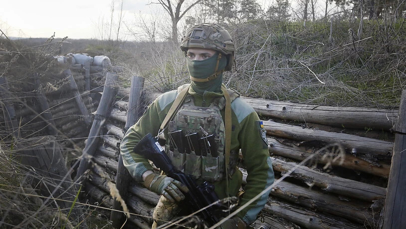 dpatopbilder - Ein bewaffneter ukrainischer Soldat trägt Militärkleidung und befindet sich in einer Kampfstellungen an der Trennlinie zum pro-russischen Separatistengebiet. Angesichts von Truppenaufmärschen auf russischem und ukrainischem Gebiet nahe dem…