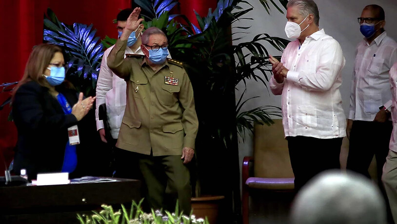 Raul Castro (M.), Erster Sekretär der Kommunistischen Partei und ehemaliger Präsident, winkt, während der kubanische Präsident Miguel Diaz-Canel (r) im Kongresspalast applaudiert. Foto: Ariel Ley Royero/ACN/dpa