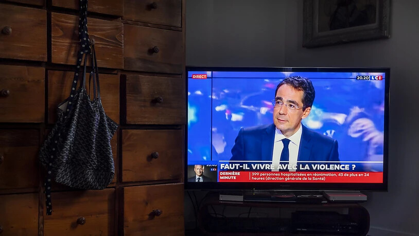 Darius Rochebin, der ehemalige Star-Moderator der RTS-Tagesschau, kehrt auf die französischen Bildschirme zurück. Er wurde im am Freitag veröffentlichten Bericht zum Belästigungsskandal bei RTS von den Vorwürfen freigesprochen. (Archivbild)