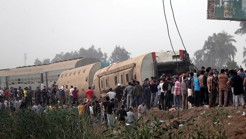Nach einem schweren Zugunglück in Ägypten von Sonntag ist die Zahl der Todesopfer auf 23 gestiegen.