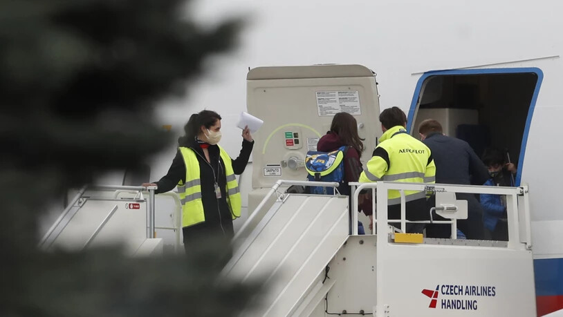 dpatopbilder - Russische Diplomaten und ihre Familien steigen in ein Sonderflugzeug der russischen Regierung. Tschechien wirft Russland vor, an der Explosion eines Munitionslagers mit zwei Todesopfern im Jahr 2014 beteiligt gewesen zu sein. Foto: Petr…