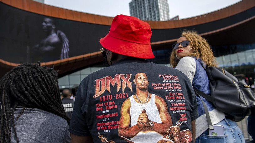 Menschen versammeln sich zu einer Gedenkveranstaltung mit dem Titel «Celebration of Life Memorial» für den Rapper DMX im Barclays Center. Foto: Brittainy Newman/AP/dpa