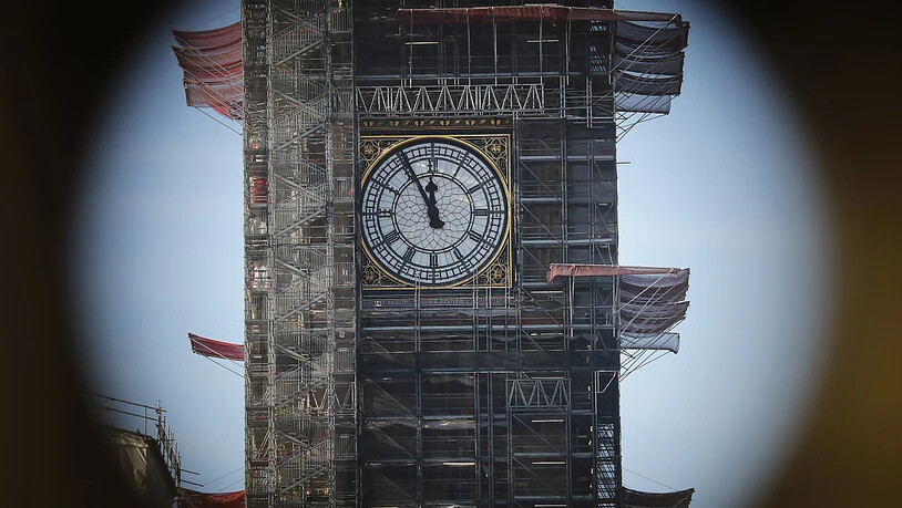 ARCHIV - Nahezu komplett hinter einem Gerüst verborgen ist die Turmuhr "Big Ben" des Palace of Westminster. Der Elizabeth-Tower wird von Grund auf saniert. Foto: Frank Augstein/AP/dpa