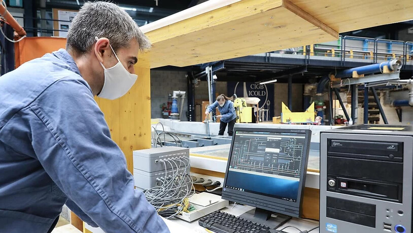 Ein Mitarbeiter der EPFL-Abteilung Plattform für hydraulische Bauwerke (PL-LCH) prüft in  der Computersimulation , wie der geplante Massongex-Bex-Rhône-Damm optimal zu dimensionieren ist: Ziel ist ein Maximum an Energiegewinnung bei einem Minimum an…