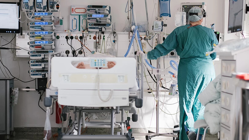 ARCHIV - Eine Intensivpflegerin versorgt auf der Intensivstation am Klinikum Braunschweig einen an Covid-19 erkrankten Patienten. Foto: Ole Spata/dpa