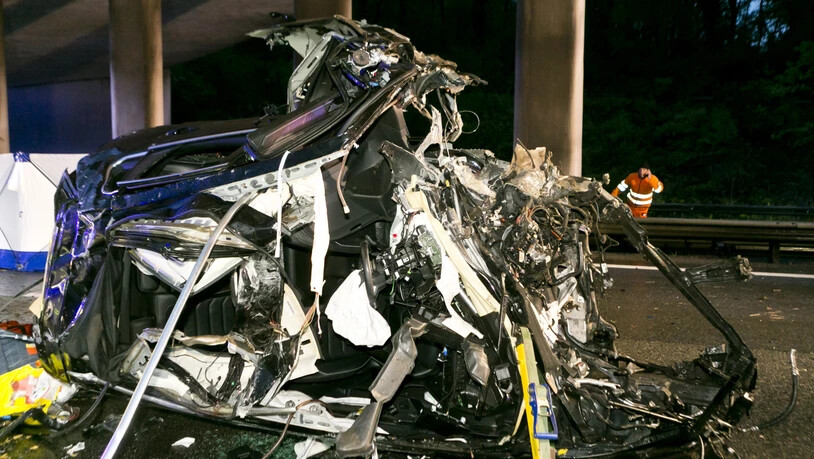 Das Auto wurde bei dem Unfall bei Koblach (Ö) komplett zerstört: Zwei Insassen starben. Eine Beifahrerin konnte lebend geborgen werden. Sie erlitt Rippenbrüche und einen Schock.
