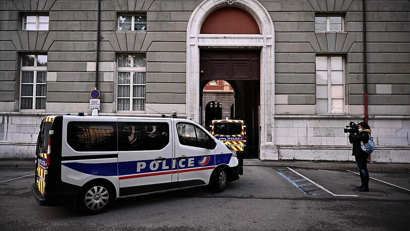 Polizeiautos fahren am Gerichtsgebäude in Chambéry vor, wo dem Angeklagten Nordahl Lelandais wegen des Mordes an einem französischen Soldaten der Prozess gemacht wird. Foto: Jeff Pachoud/AFP/dpa