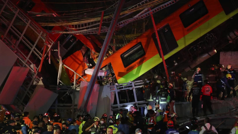 Rettungskräfte stehen am Unfallort, nachdem eine U-Bahnbrücke zum Teil eingestürzt ist. In Mexiko-Stadt ist eine U-Bahnbrücke zum Teil eingestürzt und eine Bahn dabei verunglückt. Foto: Valente Rosas/El Universal via ZUMA Wire/dpa