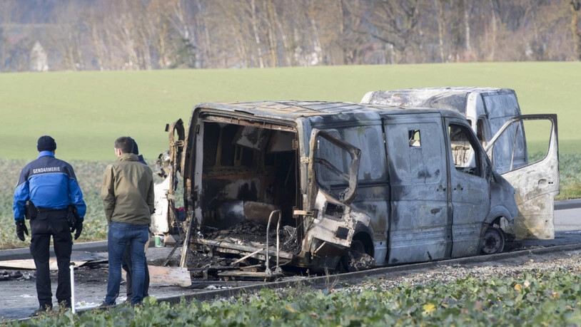 Ausgebrannte Fahrzeuge nach dem Überfall auf einen Geldtransport in Daillens VD im Dezember 2019. (Archivbild)