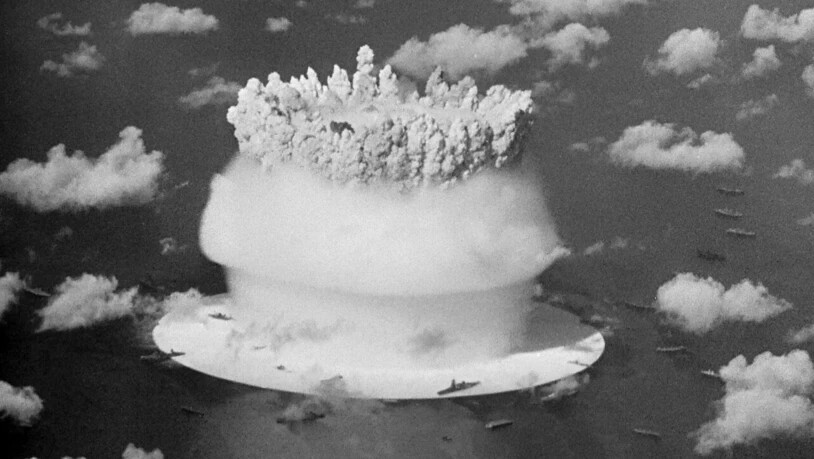 Filmstill aus "Cossroads" von Bruce Conner (1976): Schön und apokalyptisch - Atombombenversuch beim Bikini-Atoll.