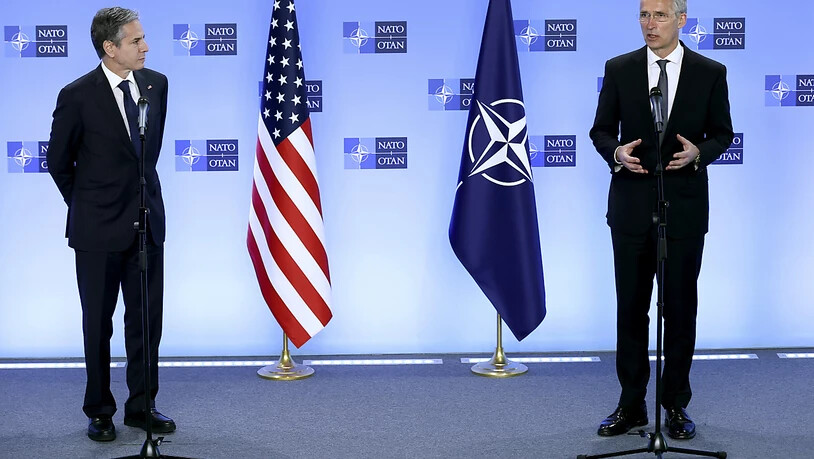 US-Außenminister Antony Blinken (l) und Nato-Generalsekretär Jens Stoltenberg (r) sprechen während einer Pressekonferenz im NATO-Hauptquartier. Foto: Kenzo Tribouillard/Pool AFP/AP/dpa
