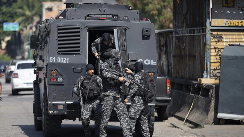 Die Polizei führt einen Einsatz gegen mutmaßliche Drogenhändler in der Favela Jacarezinho durch. Foto: Silvia Izquierdo/AP/dpa