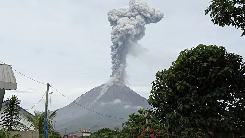 Der Berg Sinabung setzt während eines Ausbruchs in Karo, Nordsumatra, Indonesien vulkanisches Material frei. Der Sinabung ist einer von mehr als 120 aktiven Vulkanen in Indonesien. Foto: Sastrawan Ginting/AP/dpa