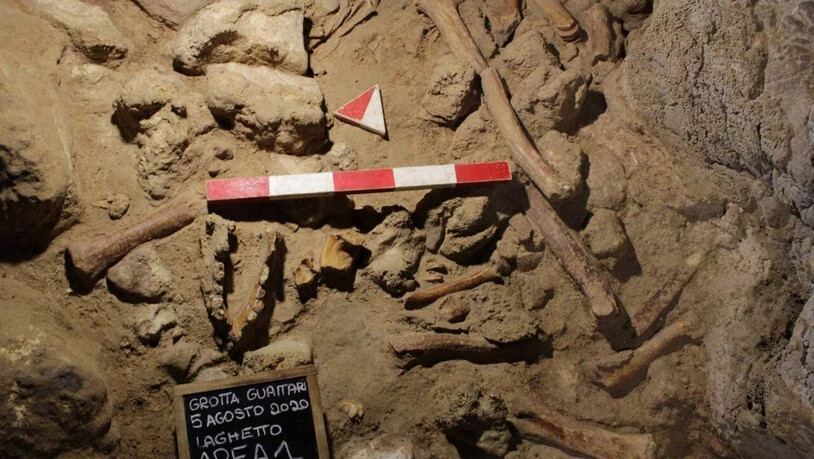 HANDOUT - Blick in die Guattari-Höhle am Circeo-Berg zwischen Rom und Neapel in Italien mit Markierungen von August 2020. Hier haben Wissenschaftler bei neuen Untersuchungen Überreste von weiteren neun Neanderthalern gefunden. Foto: -/Italienisches…
